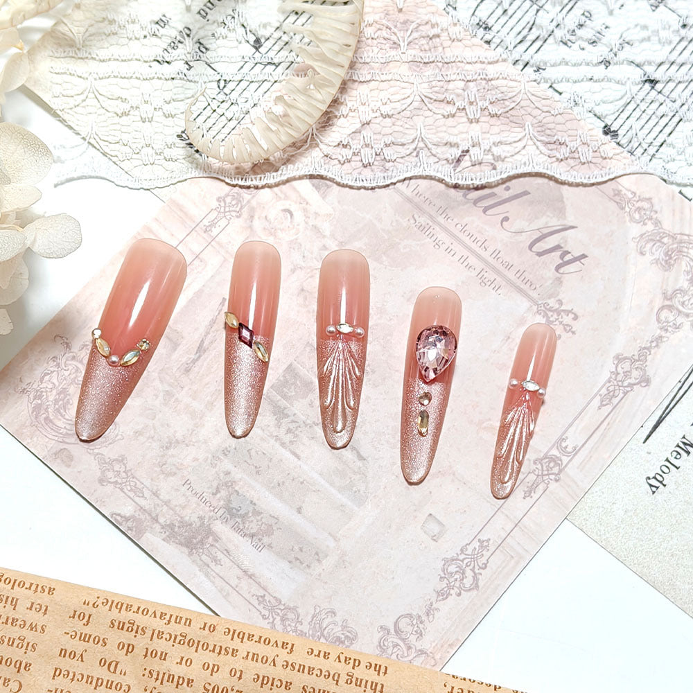 Kunstnägel mit Glamourösem Kristall-Design Karnz