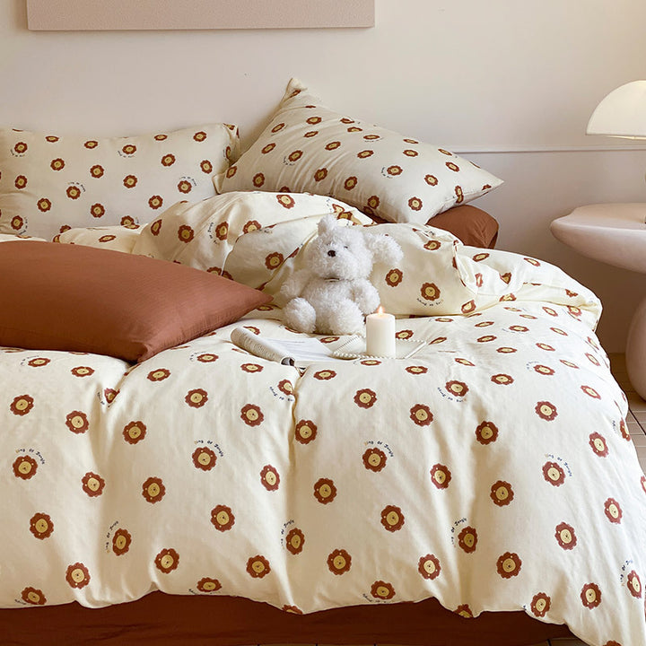 Baumwollsatin-Bettwäsche-Set mit verspieltem Erdbeer-Alloverprint und wendbarer Decke