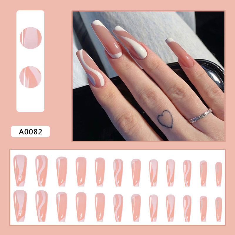 Kunstnagelset mit stylishen Wellenlinien Karnz