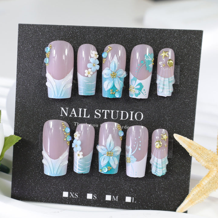 Kunstnagelset mit eleganten blumigen Verzierungen und Glitzerakzenten Karnz