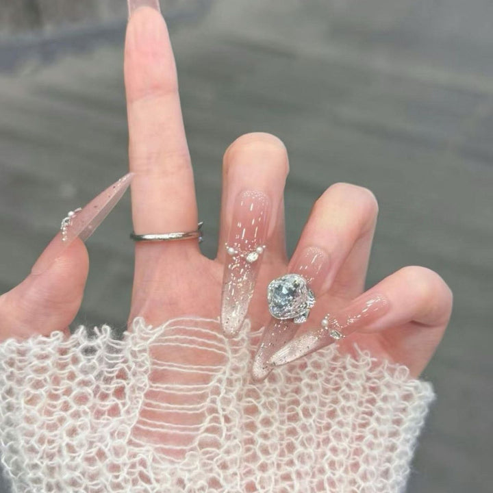 Künstlerische Stiletto Press-On Nagelkunst mit schimmernden Akzenten Karnz