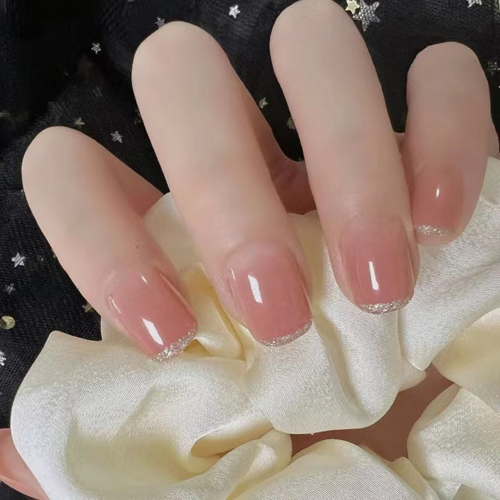 Elegante und schimmernde Nagelkunst Karnz