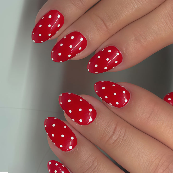 Verspieltes Punkte-Press-On-Nagelkunst-Design Karnz