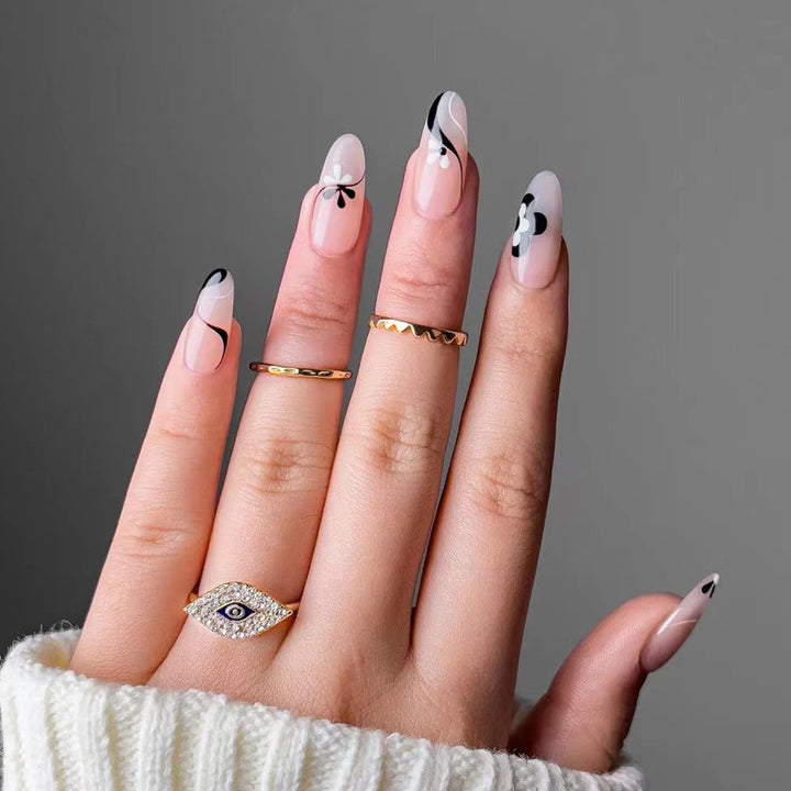 Kunstvolle Nagelverlängerungen mit elegantem Blattmuster Karnz