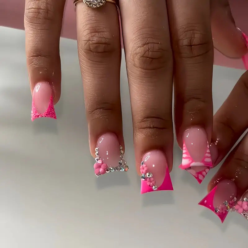 Glamouröses Nagelkunstset mit floralen und Strassakzenten Karnz