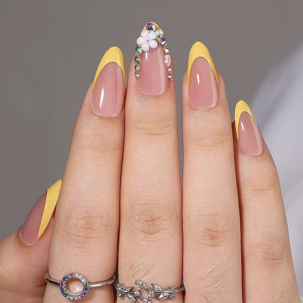 Kunstnagelset mit elegantem französischen Design und 3D-Blumendekoren Karnz