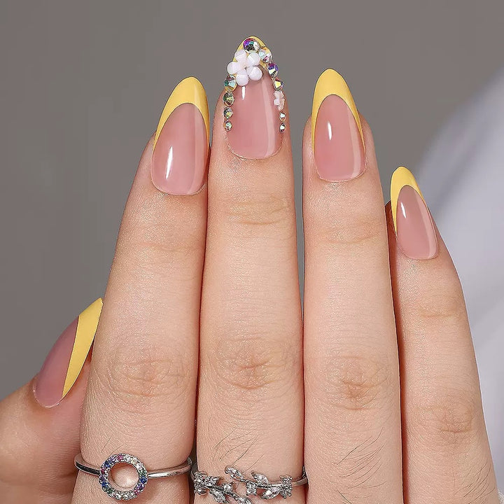 Kunstnagelset mit elegantem französischen Design und 3D-Blumendekoren Karnz
