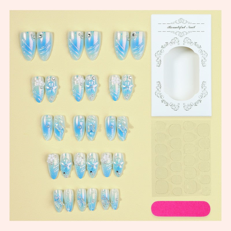 Künstliche Nagel-Kreation mit floralen Designs und Glitzerakzenten Karnz