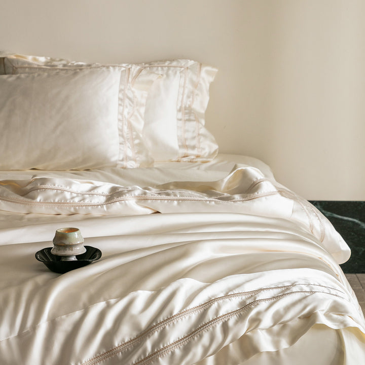 Luxuriöses Satin-Bettwäsche-Set mit Zierborten und seidig-glattem Griff