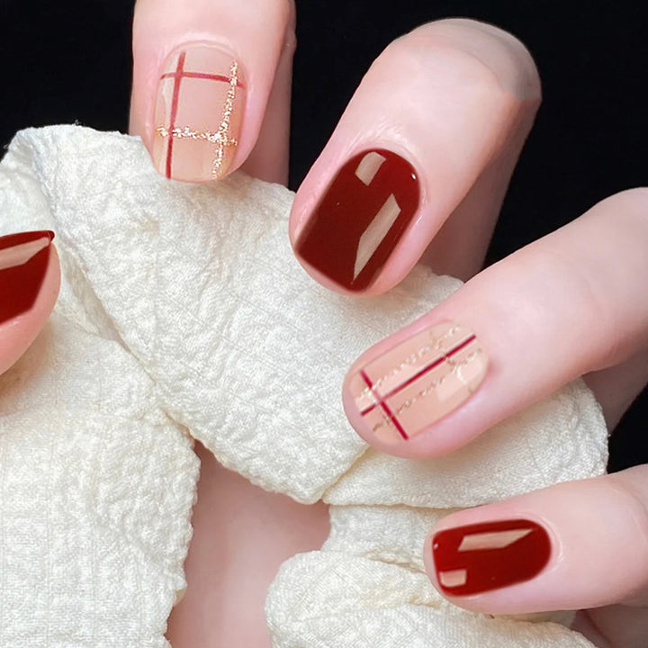 Kunstvolle Nagelverlängerungen mit elegantem Geometrie-Design Karnz