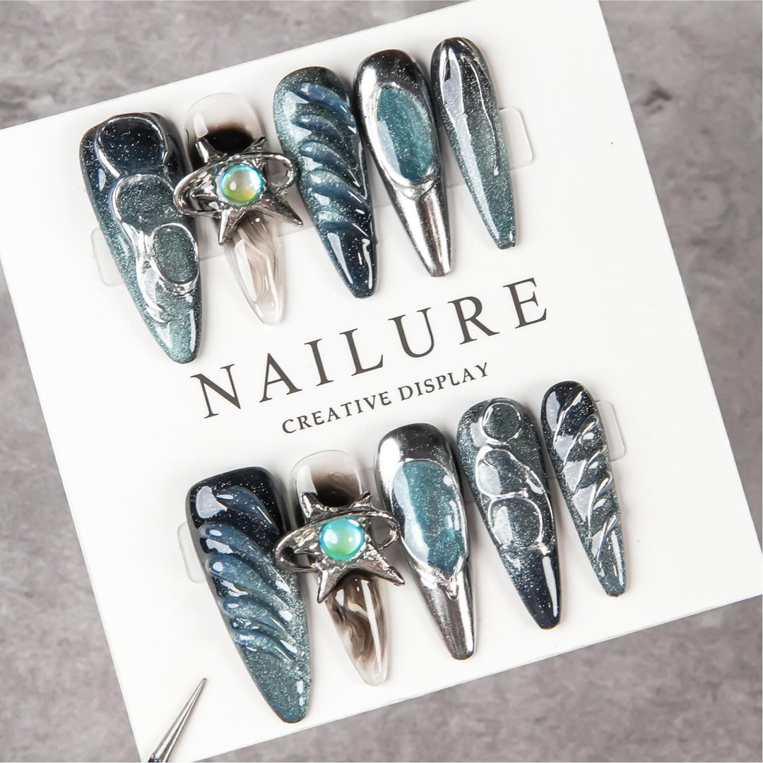 Künstlerisches Stiletto Press-On Nagelset mit einzigartigen Designs