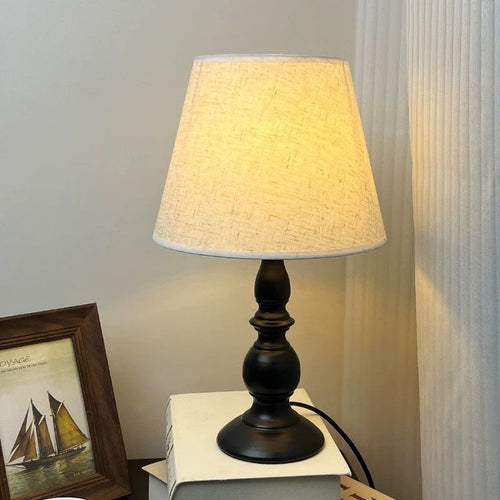 Dekorative Tischlampe mit Stoffschirm