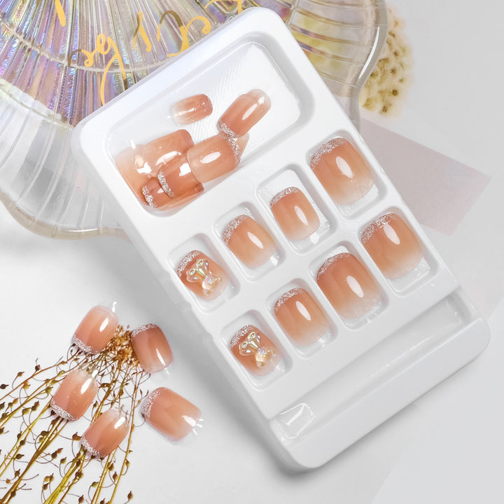Dekoratives Press-On Nagelset mit Schmetterlingsakzenten Karnz