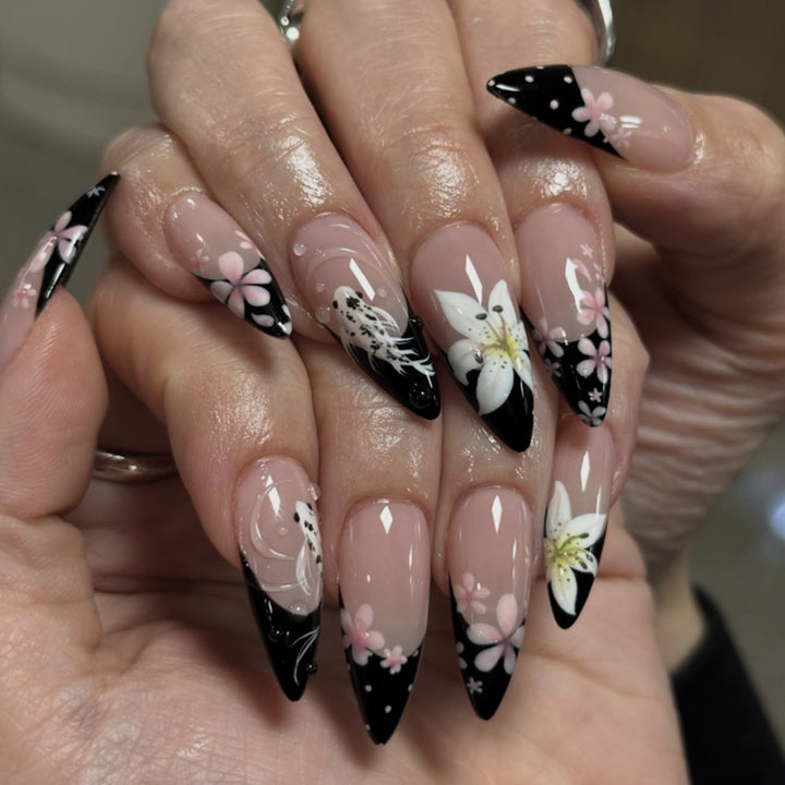 Elegante Nagelverlängerungen mit kreativen Blumen- und Schwarz-Weiß-Muster Karnz