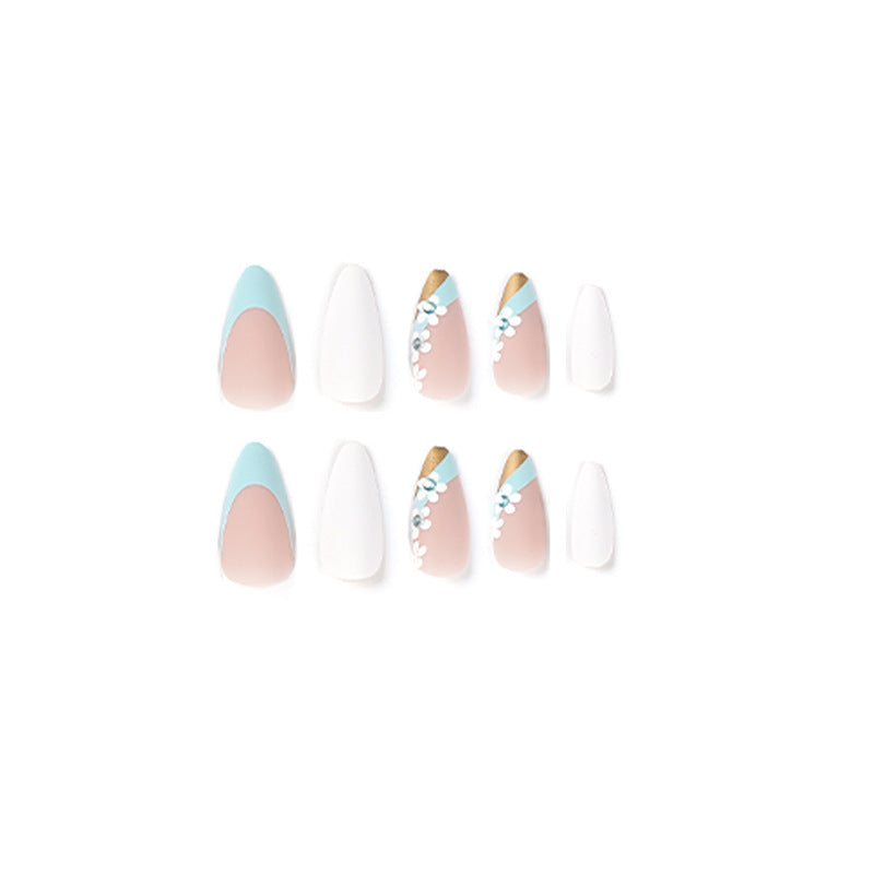 Kunstvolle Nagelverlängerungen mit eleganten Blütenmotiven Karnz
