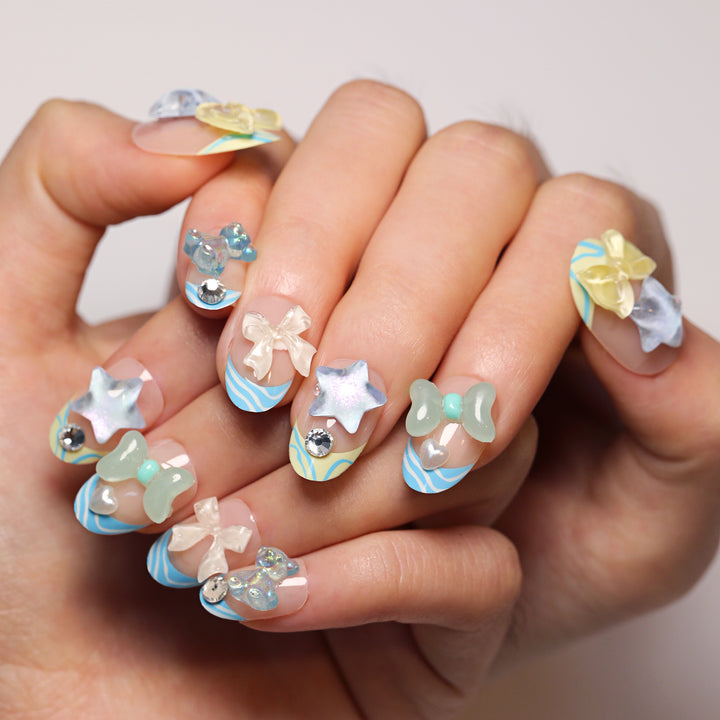 Künstliche Nagelkunst mit bunten Pastellmotiven und 3D-Verzierungen Karnz
