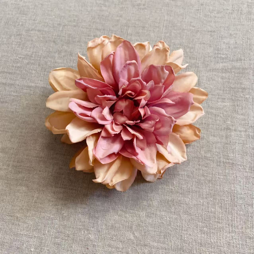 Lebensechte Blumenhaarnadel