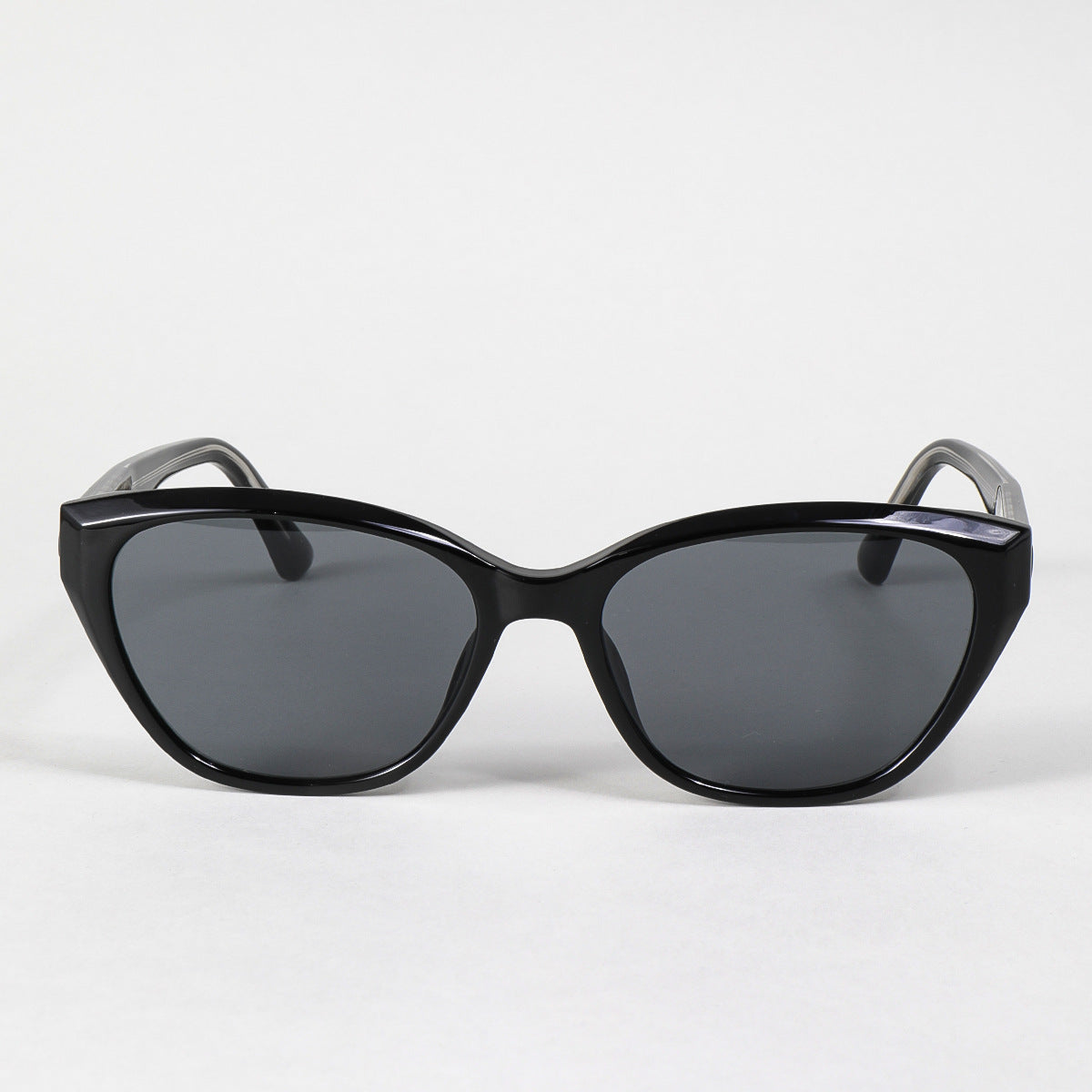 Damen moderne Sonnenbrille mit klassischem Schwung Karnz