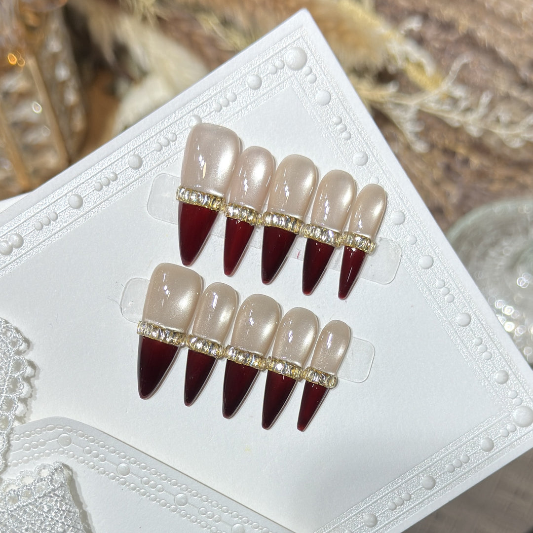 Glamouröses Stiletto Press-On Nail Art Set mit goldenen Akzenten Karnz