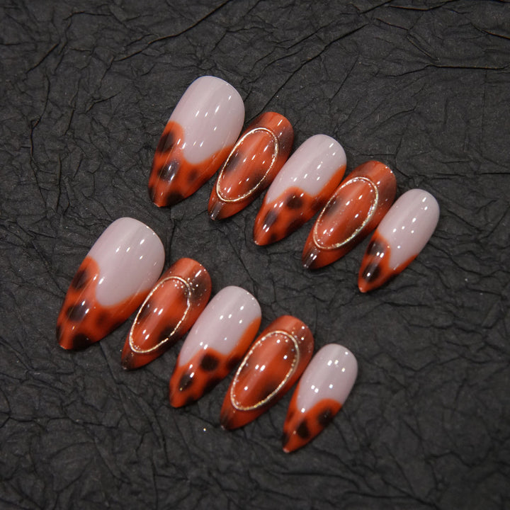 Stylisches Stiletto Press-On-Nagel-Set mit Schmuckakzenten