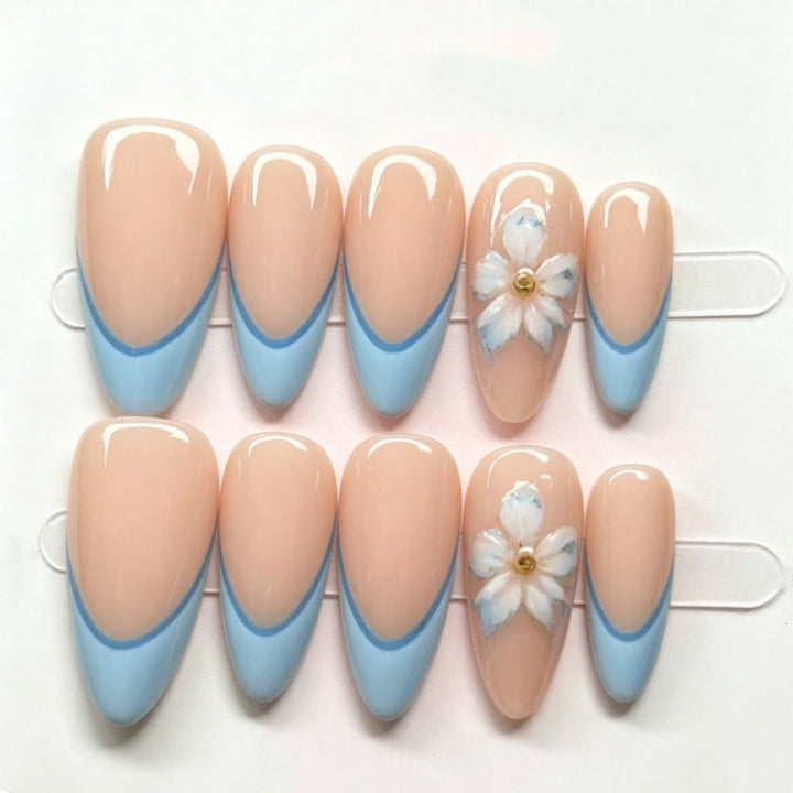 Künstlerisches Press-On Nagelset mit floralen Akzenten Karnz