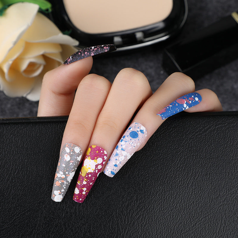 Kunstnägel mit künstlerischem Splatter-Design Karnz