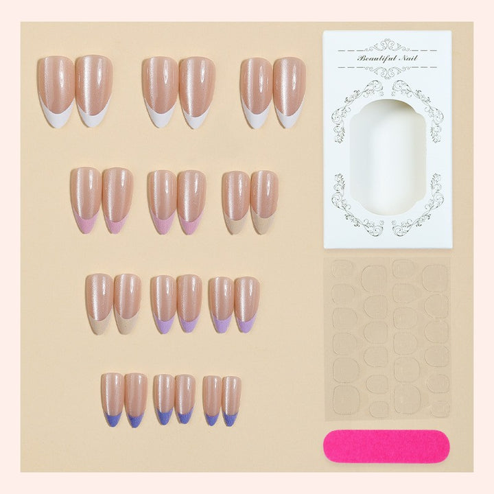 Kunstnagelset mit eleganten French-Spitzen und farblichen Akzenten Karnz