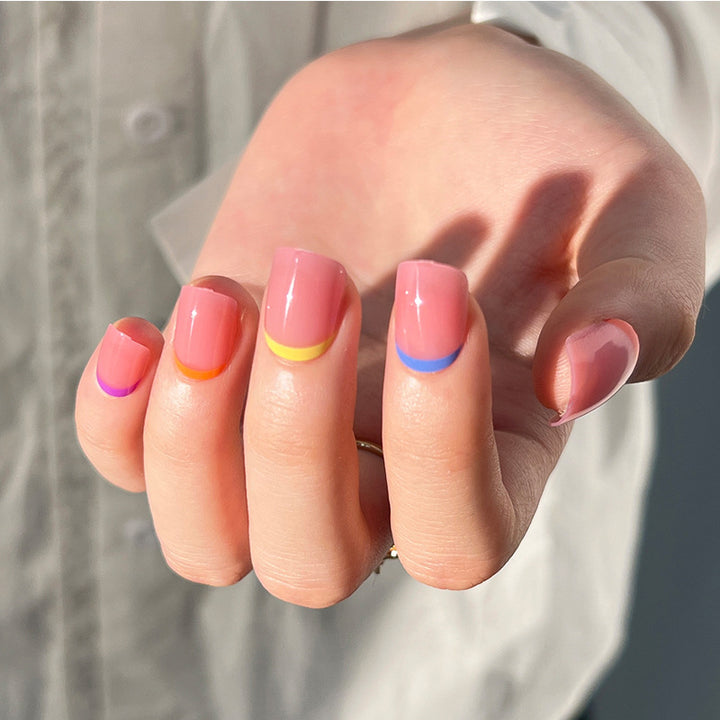 Nagelkunst mit bunten Spitzen Karnz