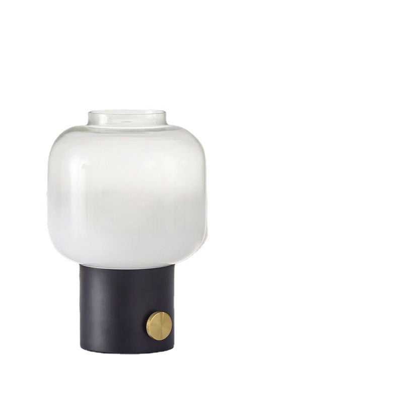 Moderne Glastischlampe mit Messingbasis