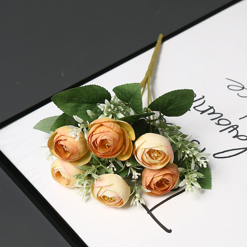 Dekorative Blumenarrangement für die Innendekoration