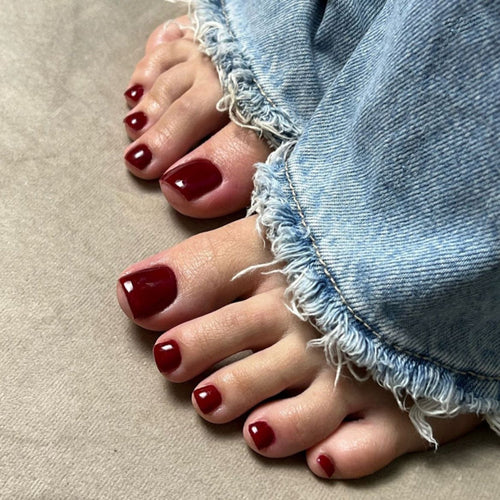 Elegante Fußnagelkunst im luxuriösen Bordeaux-Look Karnz