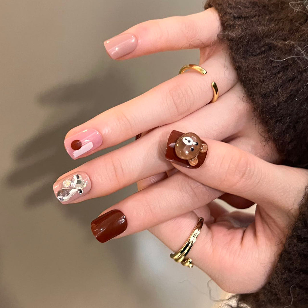 Kunstvolle Nagelverlängerungen mit elegantem Blattmuster Karnz