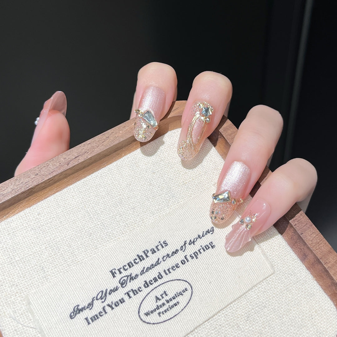 Dekorative Nagelkunst Karnz