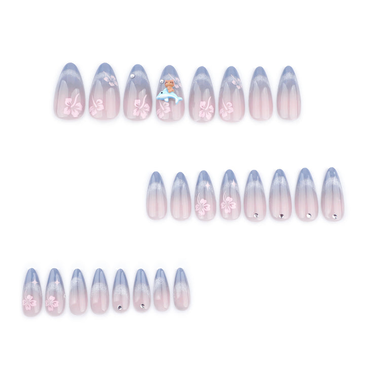 Kunstvolle Nagelverlängerungen mit elegantem Ombré-Design und floralen Akzenten Karnz