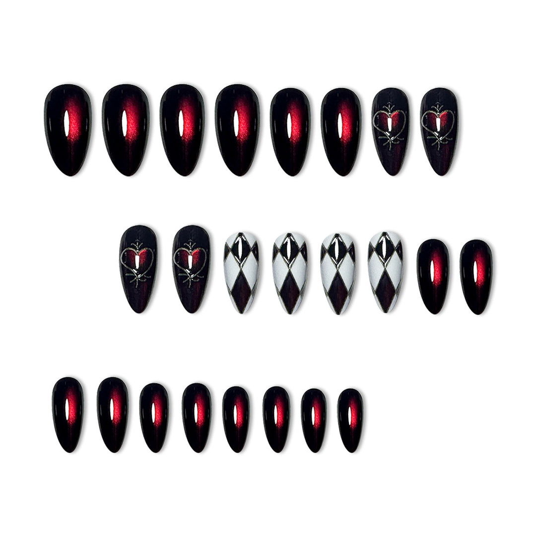 Stiletto-Nagelverlängerungen mit Herzdesign Karnz