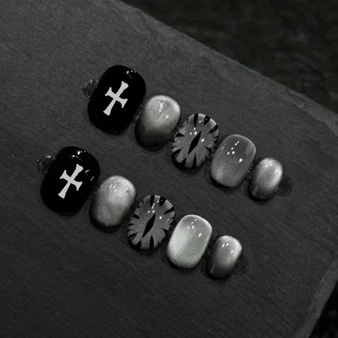 Künstlerisches Press-On-Nagelset mit geometrischen Designs Karnz