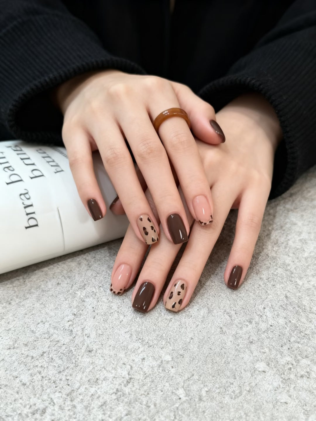 Dekoratives Press-On Nagelkunst Set mit einzigartigen Leopardenmustern