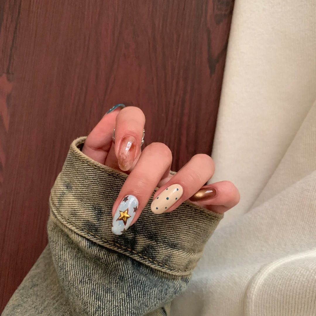 Künstlerische Multi-Design Nagelkunstverlängerungen