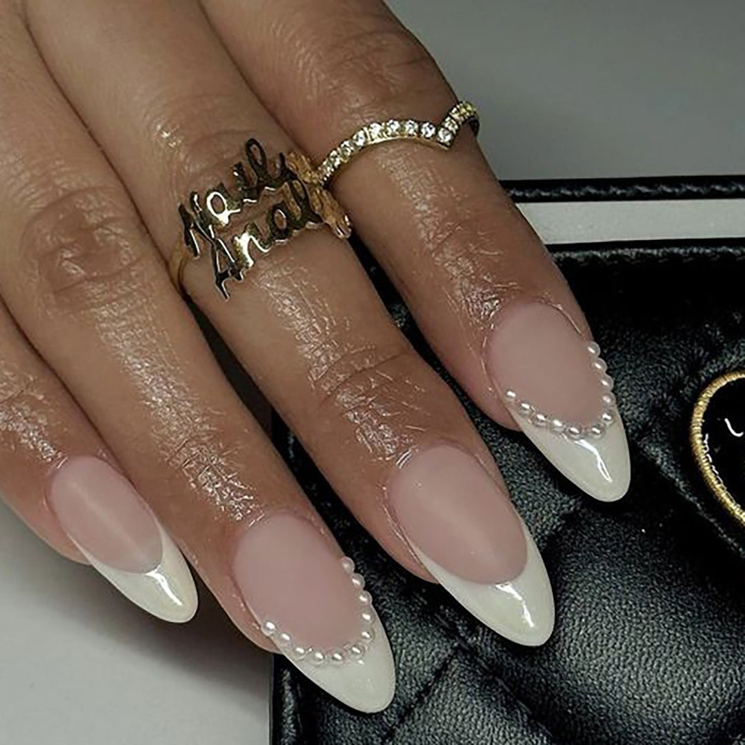 Kunstnagelset mit eleganten Spitzen und Perlverzierungen Karnz