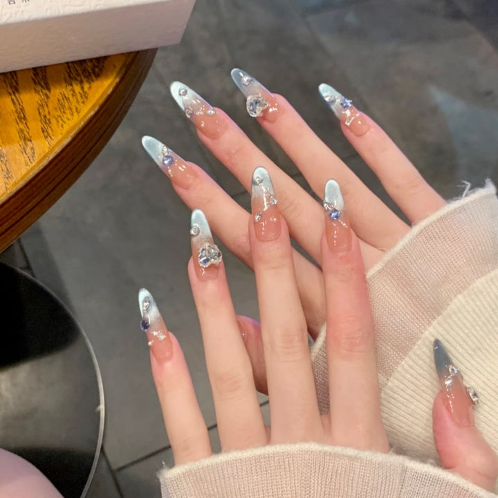Dekorativer mit Kristallen verzierter Press-On-Nagelset Karnz