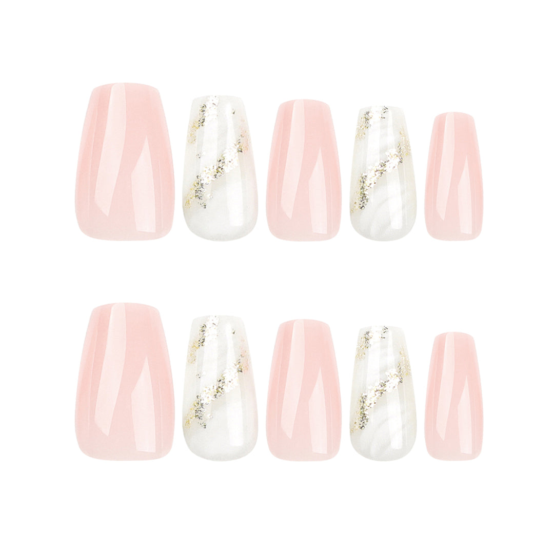 Kunstvolle Nagelverlängerungen mit elegantem Gold-Design Karnz