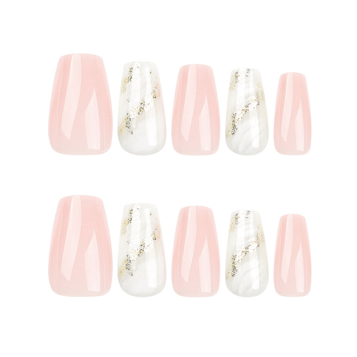 Kunstvolle Nagelverlängerungen mit elegantem Gold-Design Karnz