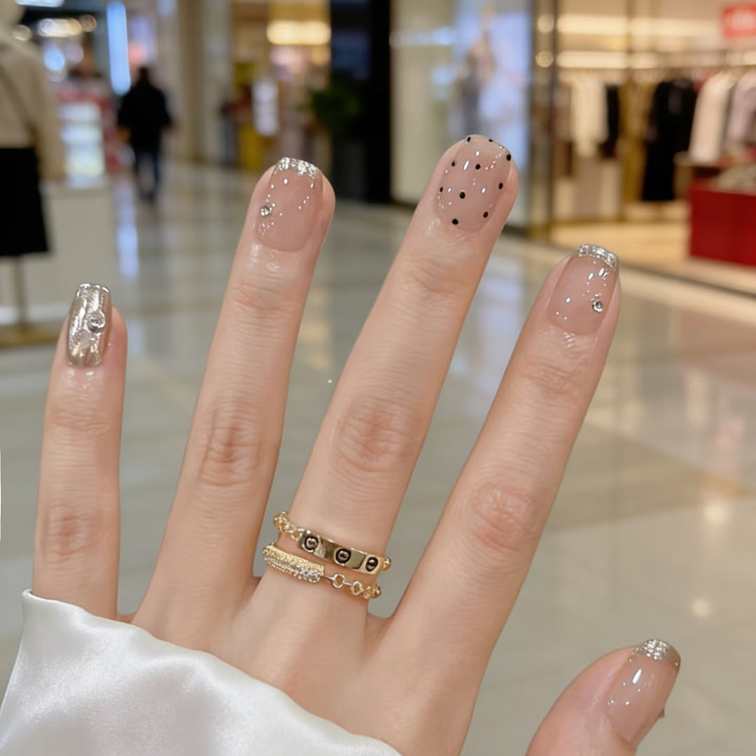 Elegantes Press-On-Nail-Art-Set mit Glitter und schicken Mustern