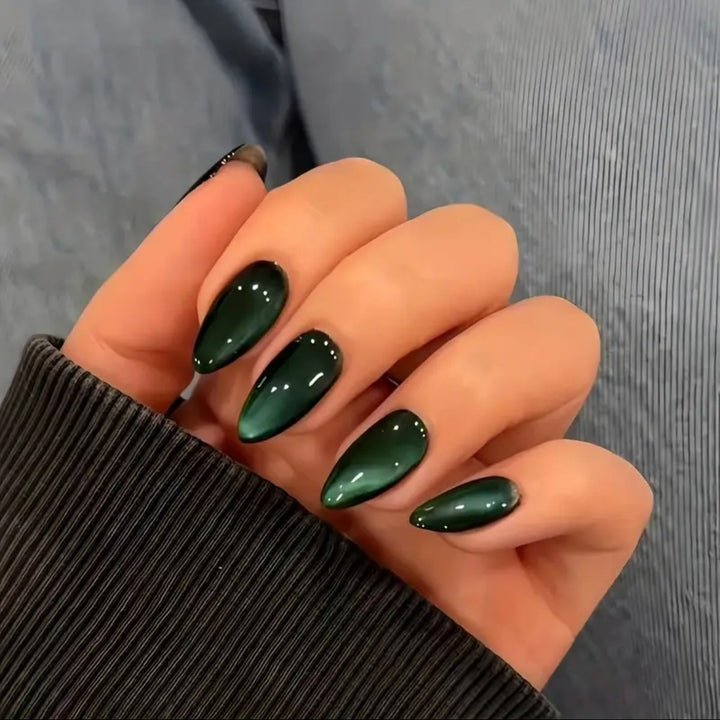 Kunstnagelset mit elegantem Hochglanz und Stiletto-Design Karnz