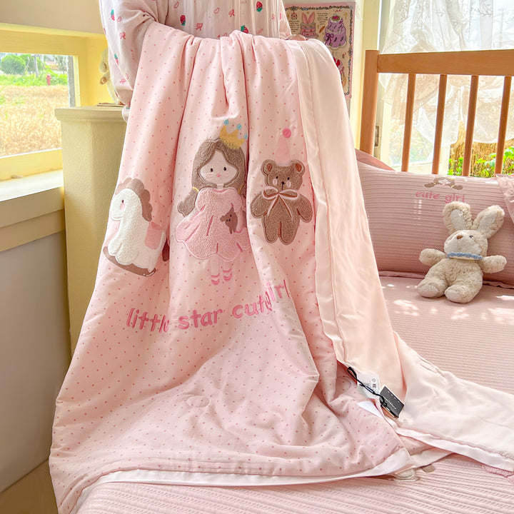 Wendbare Kinder-Steppdecke mit bestickten Kükenmotiven