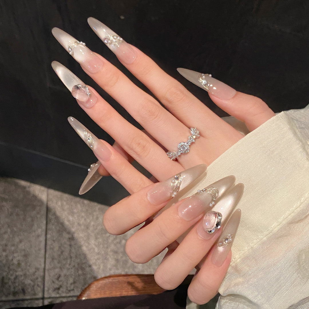 Elegantes Dekoratives Press-On Nagelkunst Set mit Kristallakzenten