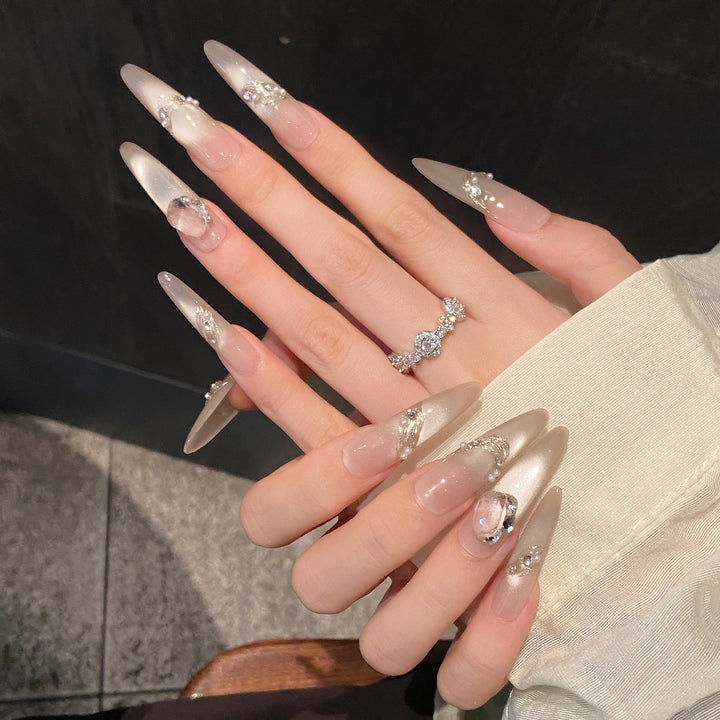 Elegantes Dekoratives Press-On Nagelkunst Set mit Kristallakzenten