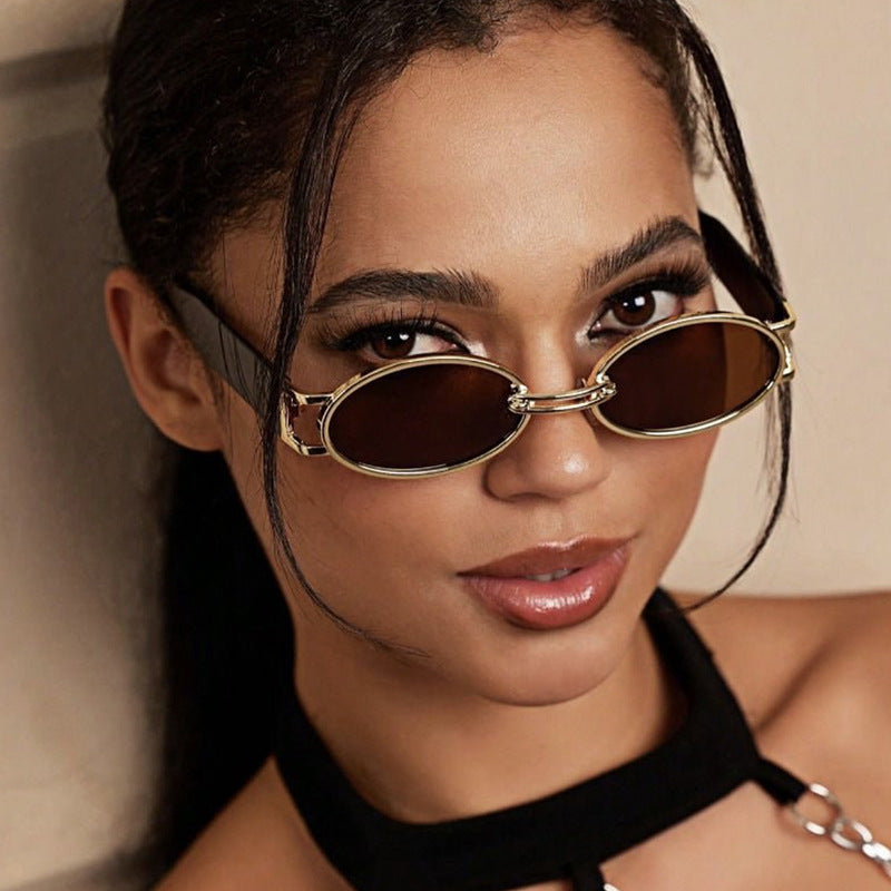 Damen ovalförmige Sonnenbrille mit goldenen Akzenten und stylischem Rahmen Karnz