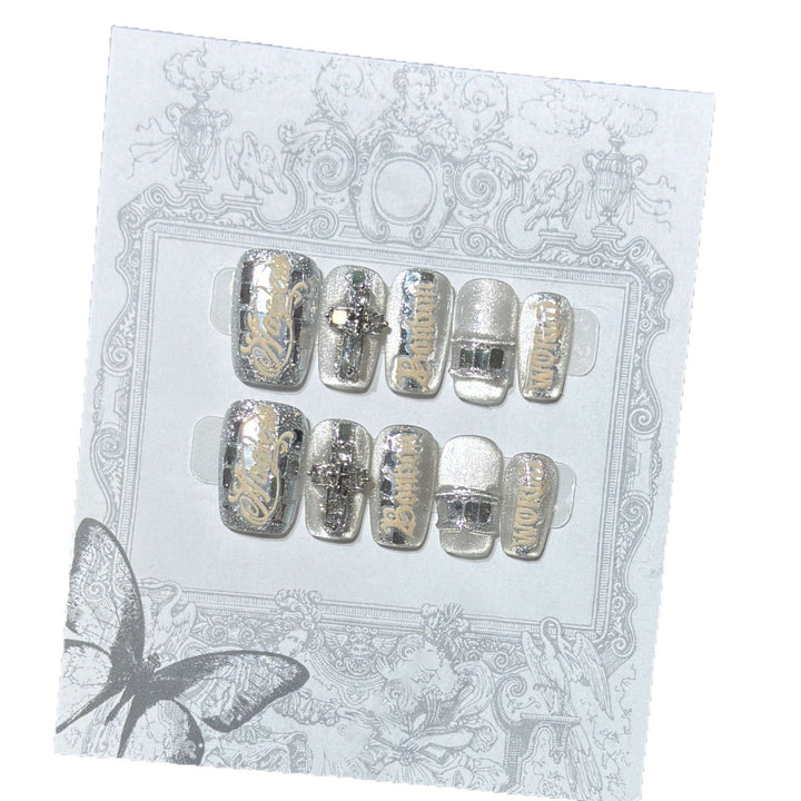 Metallic Press-On Nagelset mit dekorativen silbernen Akzenten Karnz