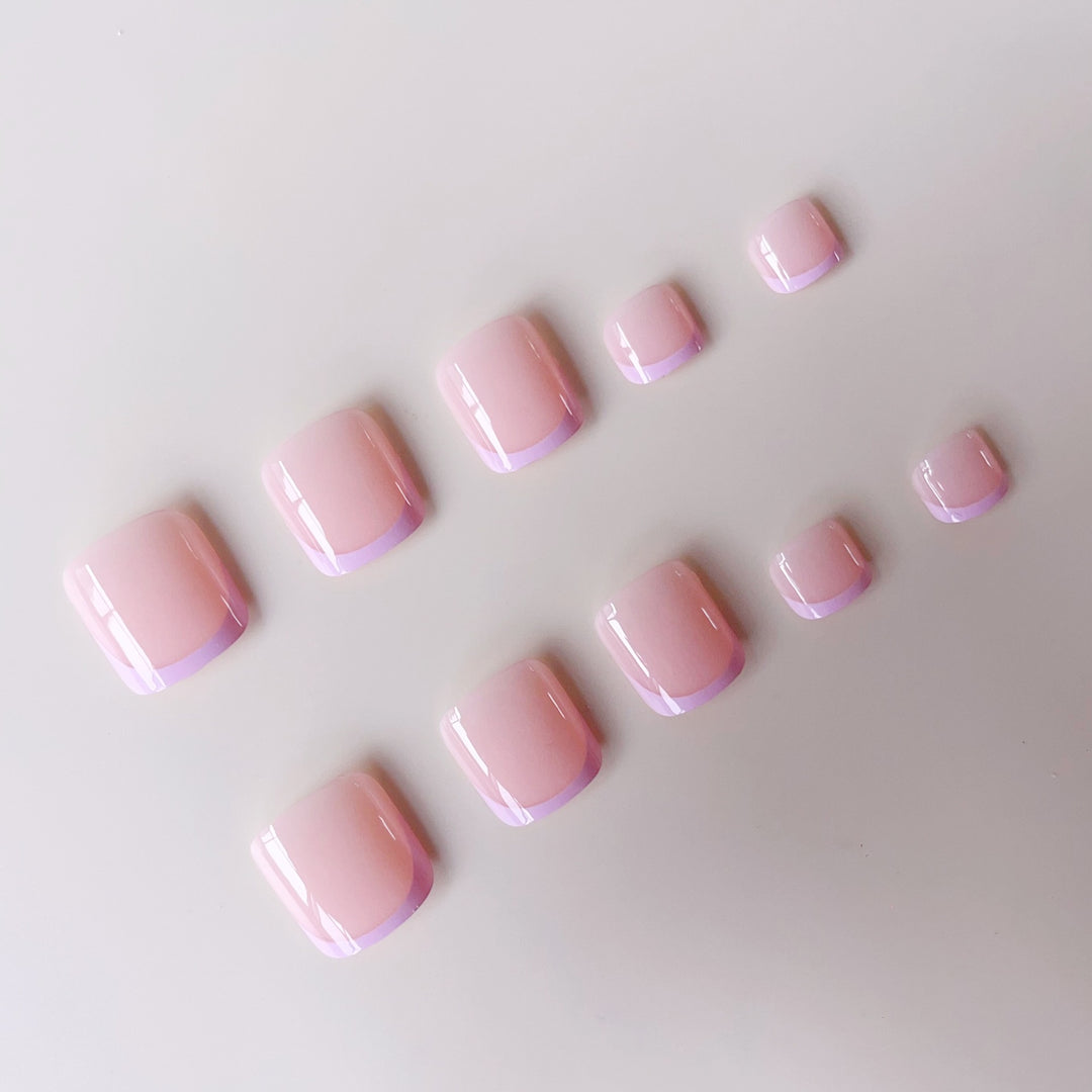 Kunstnagelset mit eleganten französischen Spitzen und hochglänzendem Finish Karnz